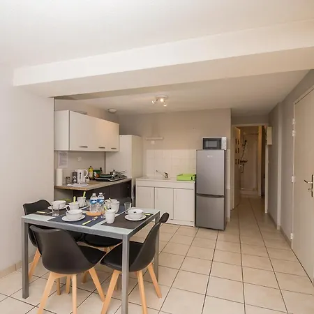 Apartment T2 4 Pers, Bus , Lycee, Centre Ville, Restaurant, Supermarche