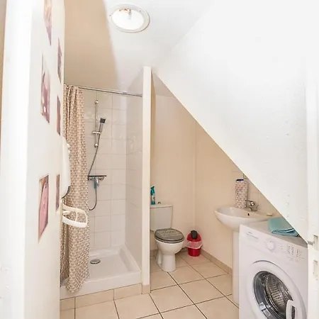 T2 4 Pers, Bus , Lycee, Centre Ville, Restaurant, Supermarche Apartment